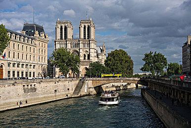 《霍格沃茨之遗》11分钟演示 展示潜行和魔法战斗